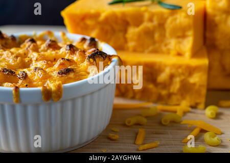 Maccheroni al forno e formaggio in forno bianco. Foto Stock