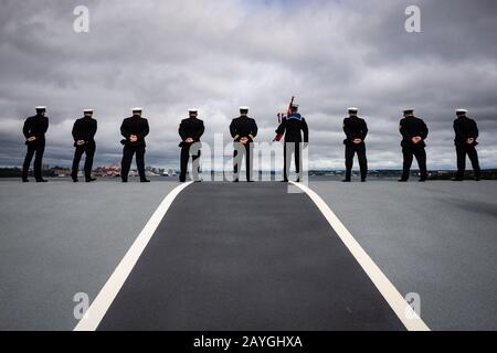 I marinai si trovano sulla rampa di lancio del vettore aereo della Royal Navy HMS QUEEN ELIZABETH durante il suo arrivo ad Halifax, Nova Scotia, Canada. Foto Stock