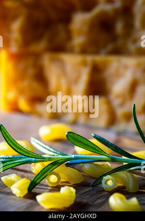 Maccheroni e formaggio, ingredienti crudi. Foto Stock