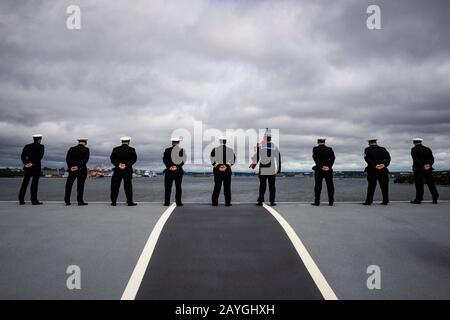 I marinai si trovano sulla rampa di lancio del vettore aereo della Royal Navy HMS QUEEN ELIZABETH durante il suo arrivo ad Halifax, Nova Scotia, Canada. Foto Stock