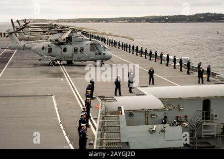 Marinai uomo le rotaie del vettore aereo della Royal Navy HMS QUEEN ELIZABETH durante il suo arrivo a Halifax, Nova Scotia, Canada. Foto Stock