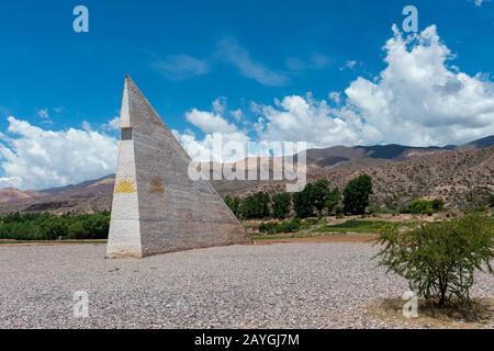 Una meridiana segna la latitudine del Tropico del Capricorno nella valle di Quebrada de Humahuaca, Ande Montagne, Jujuy provincia, Argentina. Foto Stock