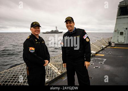 Commodore Richard Feltham e CPO1 Tom Lizotte HMCS VILLE DE QUEBEC's ponte di volo durante Cutlass Fury 2019 con USS JASON DUNHAM all'orizzonte. Foto Stock