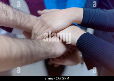 Giovani uomini d'affari Teamwork concetto di mano impilata. Primo piano di giovani uomini d'affari che mettono le mani insieme. Foto Stock