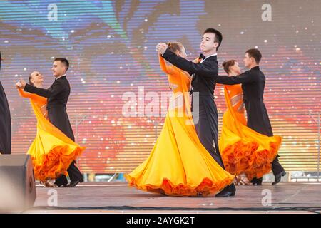 9 MAGGIO 2018, UFA, RUSSIA: Coppie ballerine Balroom e valzer sul palco durante l'evento aperto sulla piazza della città Foto Stock