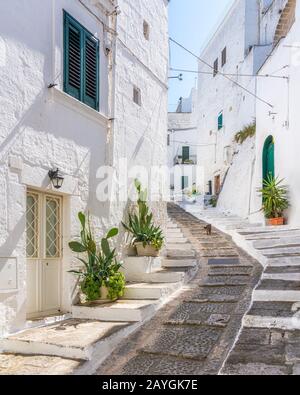 Vista panoramica di Ostuni in una soleggiata giornata estiva, Puglia, Italia meridionale. Foto Stock
