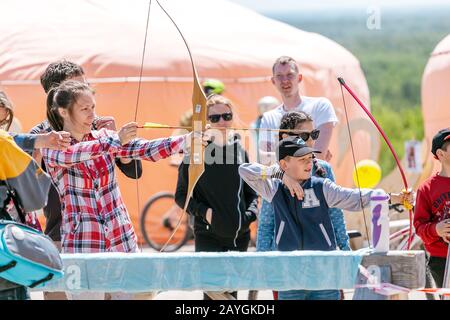 9 MAGGIO 2018, UFA, RUSSIA: Persone che si divertono e si allenano con tiro con l'arco con arco professionale all'evento del festival pubblico Foto Stock