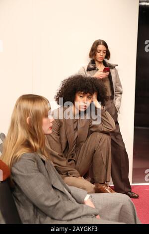 Londra, Regno Unito. 14th Feb, 2020. I modelli partecipano alla collezione AW20 di Eftychia Aviopolis alla London Fashion Week di Londra. Credit: Pietro Recchia/Sopa Images/Zuma Wire/Alamy Live News Foto Stock