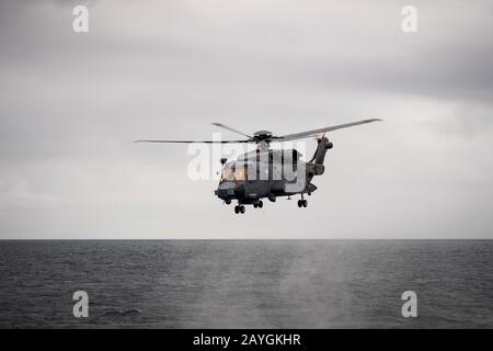 Mentre si opera in mare, un elicottero Royal Canadian Air Force CH-148 Cyclone parte da HMCS VILLE DE QUEBEC durante L'Esercizio Cutlass Fury. Foto Stock