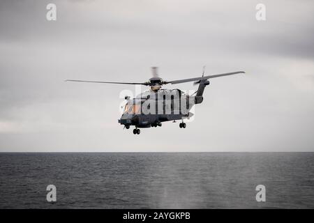 Mentre si opera in mare, un elicottero Royal Canadian Air Force CH-148 Cyclone parte da HMCS VILLE DE QUEBEC durante L'Esercizio Cutlass Fury. Foto Stock