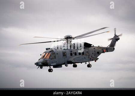 Mentre si opera in mare, un elicottero Royal Canadian Air Force CH-148 Cyclone parte da HMCS VILLE DE QUEBEC durante L'Esercizio Cutlass Fury. Foto Stock