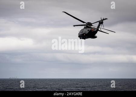 Mentre si opera in mare, un elicottero Royal Canadian Air Force CH-148 Cyclone parte da HMCS VILLE DE QUEBEC durante L'Esercizio Cutlass Fury. Foto Stock