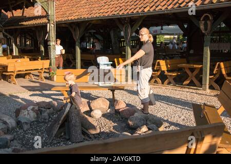 Gietrzwald, Polen - 21 juli 2018: Un ristorante speciale in Polonia dove tutto è conservato in stile antico Foto Stock