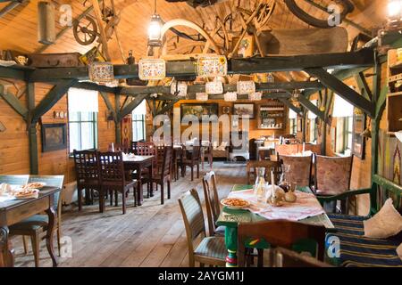 Gietrzwald, Polen - 21 juli 2018: Un ristorante speciale in Polonia dove tutto è conservato in stile antico Foto Stock