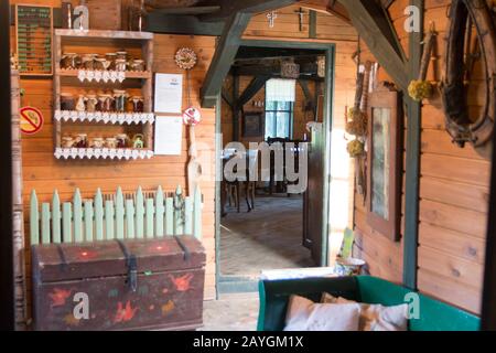 Gietrzwald, Polen - 21 juli 2018: Un ristorante speciale in Polonia dove tutto è conservato in stile antico Foto Stock