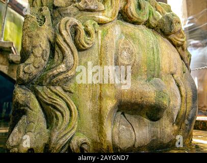 Primo piano Capo di Gorgon Medusa nella Cisterna Basilica o a Yerebatan Sarnici a Istanbul, Turchia Foto Stock