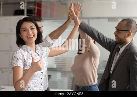 Felice femminile mostra pollice up partecipazione al teambuilding Foto Stock