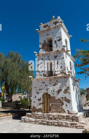 Il campanile di San Lucas nella città oasi di Toconao vicino a San Pedro de Atacama nel deserto di Atacama, Cile settentrionale, risale al 1750 ed è di per sé Foto Stock