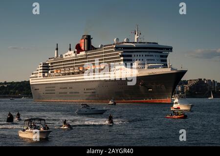 La Regina Maria 2 di Cunard intraprende un marinaio dell'Halifax, Nuova Scozia, sul lungomare alla sua partenza. Foto Stock