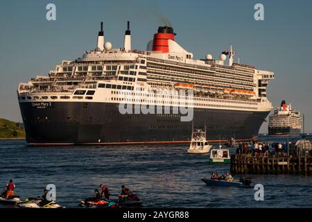 La Regina Maria 2 di Cunard intraprende un marinaio dell'Halifax, Nuova Scozia, sul lungomare alla sua partenza. Foto Stock