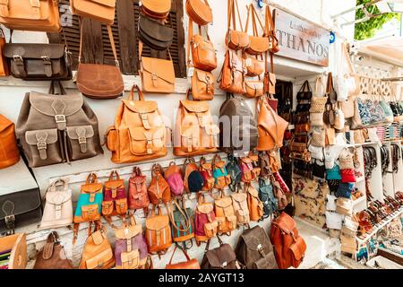 30 maggio 2019, Lindos, Grecia: Zaini in pelle e borse in vendita sul mercato all'aperto Foto Stock