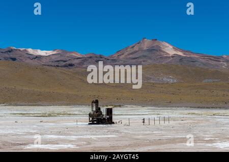 Un pezzo di macchinari di un'operazione mineraria rimane nel bacino geotermico di El Tatio Geyser, nell'area di San Pedro de Atacama nel deserto di Atacama, northe Foto Stock