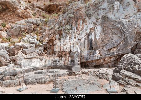 30 maggio 2019, Lindos, Grecia: Sito archeologico dell'Acropoli con scolpito in pietra antica nave Foto Stock