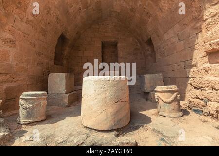 30 maggio 2019, Lindos, Grecia: Antiche iscrizioni greche su colonne di pietra presso il sito archeologico di Lindos Acropolis Foto Stock