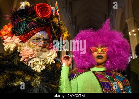 Londra, Regno Unito. 15 Febbraio 2020. Fashionistas a Fashions Finest, uno spettacolo fuori orario, presso la chiesa di St. John a Paddington, con i designer emergenti durante la London Fashion Week AW20 Credit: Stephen Chung / Alamy Live News Foto Stock