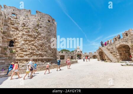 27 maggio 2019, Rodi, Grecia: Persone che camminano nella città vecchia di Rodi vicino alle mura del castello Foto Stock