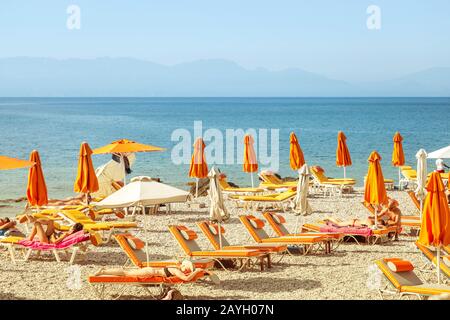 27 maggio 2019, Rodi, Grecia: File di lettini sulla spiaggia soleggiata con persone Foto Stock