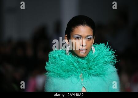 Modelli sulla passerella durante lo spettacolo Mimi Wade alla London Fashion Week Febbraio 2020 presso la Old Truman Brewery di Londra. Foto Stock