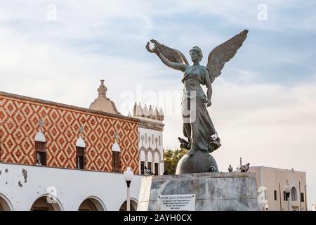 27 maggio 2019, Rodi, Grecia: Statua di Angelo della vittoria nel porto di Mandraki nella città vecchia di Rodos Foto Stock