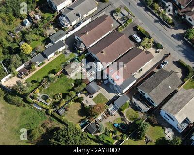 una telefoto aerea vista di case e giardini in una zona semi-rurale Foto Stock