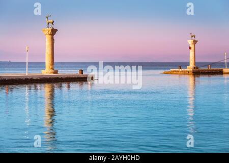 Famosa destinazione turistica nel porto di Mandraki con la statua dei deeri, dove il Colosso era in piedi. Rodi, Grecia Foto Stock