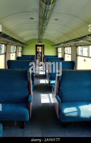 l'interno di una vecchia ferrovia 1960s in stile ferroviario su una ferrovia del patrimonio Foto Stock