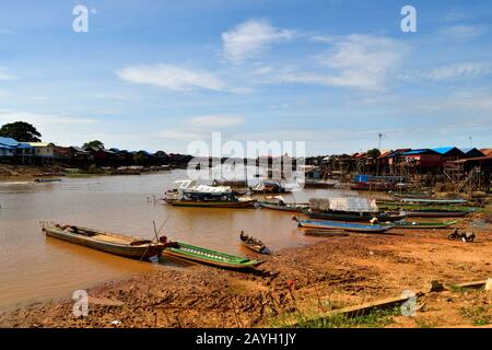 Vista del sorprendente villaggio galleggiante di Kampong Khleang sulle rive del lago Tonle Sap Foto Stock