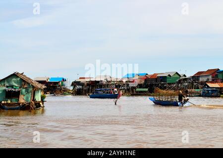 Vista del sorprendente villaggio galleggiante di Kampong Khleang sulle rive del lago Tonle Sap Foto Stock