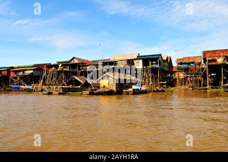 Vista del sorprendente villaggio galleggiante di Kampong Khleang sulle rive del lago Tonle Sap Foto Stock