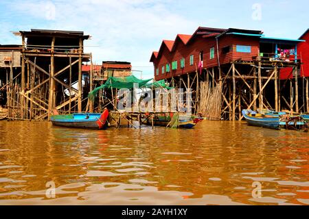 Vista del sorprendente villaggio galleggiante di Kampong Khleang sulle rive del lago Tonle Sap Foto Stock