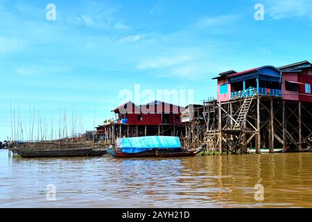 Vista del sorprendente villaggio galleggiante di Kampong Khleang sulle rive del lago Tonle Sap Foto Stock