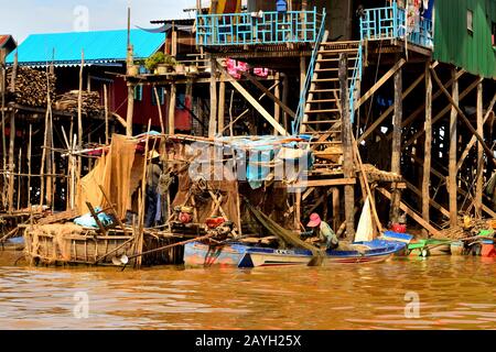 Vista del sorprendente villaggio galleggiante di Kampong Khleang sulle rive del lago Tonle Sap Foto Stock