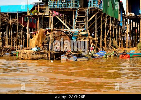 Vista del sorprendente villaggio galleggiante di Kampong Khleang sulle rive del lago Tonle Sap Foto Stock