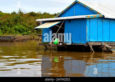 Vista del sorprendente villaggio galleggiante di Kampong Khleang sulle rive del lago Tonle Sap Foto Stock