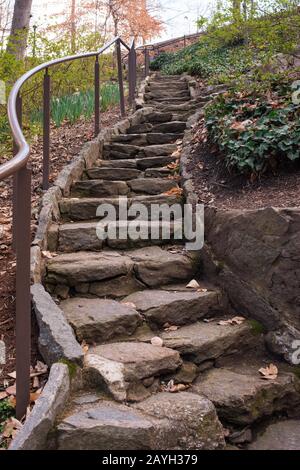 La scalinata in pietra si aggiunge alla bellezza naturale del parco pubblico nel centro di Greenville, Carolina del Sud. Foto Stock