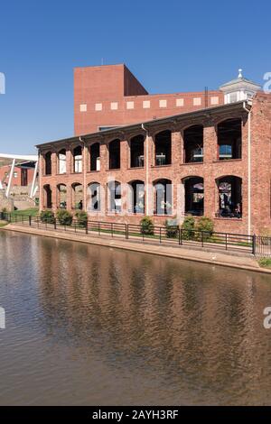 Molti vecchi mulini sono stati rinnovati in splendidi edifici storici lungo il lungomare del centro di Greenville, Carolina del Sud. Foto Stock