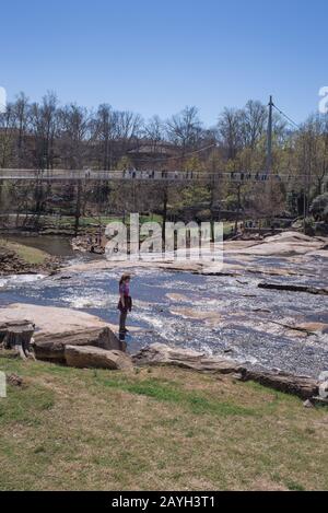 Il Liberty Bridge at Falls Park at the Reedy è un punto di riferimento iconico nel centro di Greenville, nella Carolina del Sud. Foto Stock