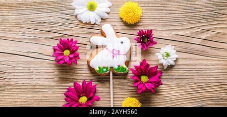 Biscotti di Pasqua su sfondo di legno, pan di zenzero in forma di coniglio Foto Stock