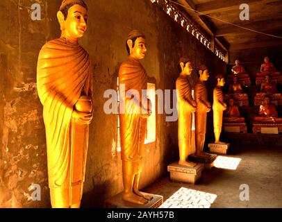 Vista delle statue all'interno del Buddha gigante nel complesso Wat Ek Phnom, Battambang Foto Stock