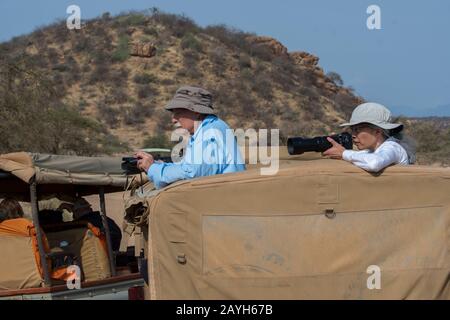 Turisti che fotografano la fauna selvatica nella Riserva nazionale di Samburu in Kenya. Foto Stock